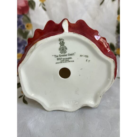 Vintage Royal Doulton “The Ermine Coat” Figurine HN1981, C. 1945 - Picture 8 of 8